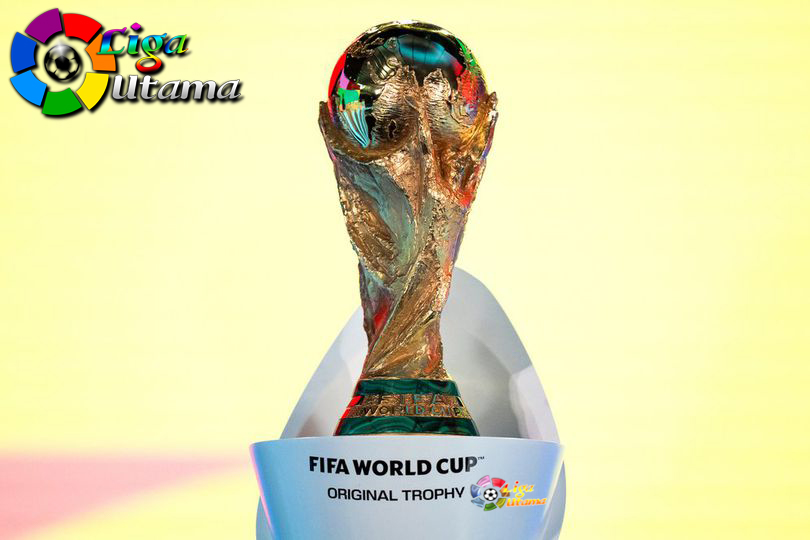 Trofi Piala Dunia FIFA dipajang saat proses undian playoff Kualifikasi Piala Dunia 2026 di Zurich, Swiss, Kamis, 20 November 2025. (c) Claudio Thoma/Keystone via AP